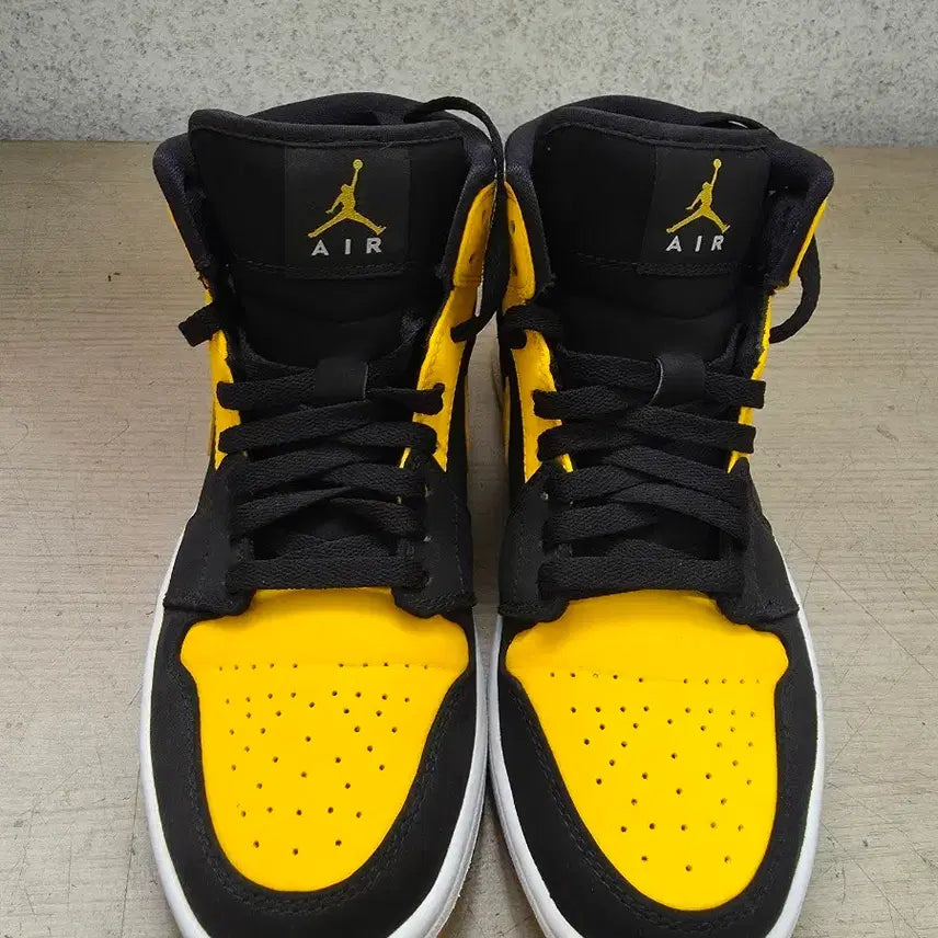 [BUNJANG] Nike Air Jordan 1 Mid New Love Sneakers (260mm) / 나이키 에어조던 1 미드 뉴러브 260