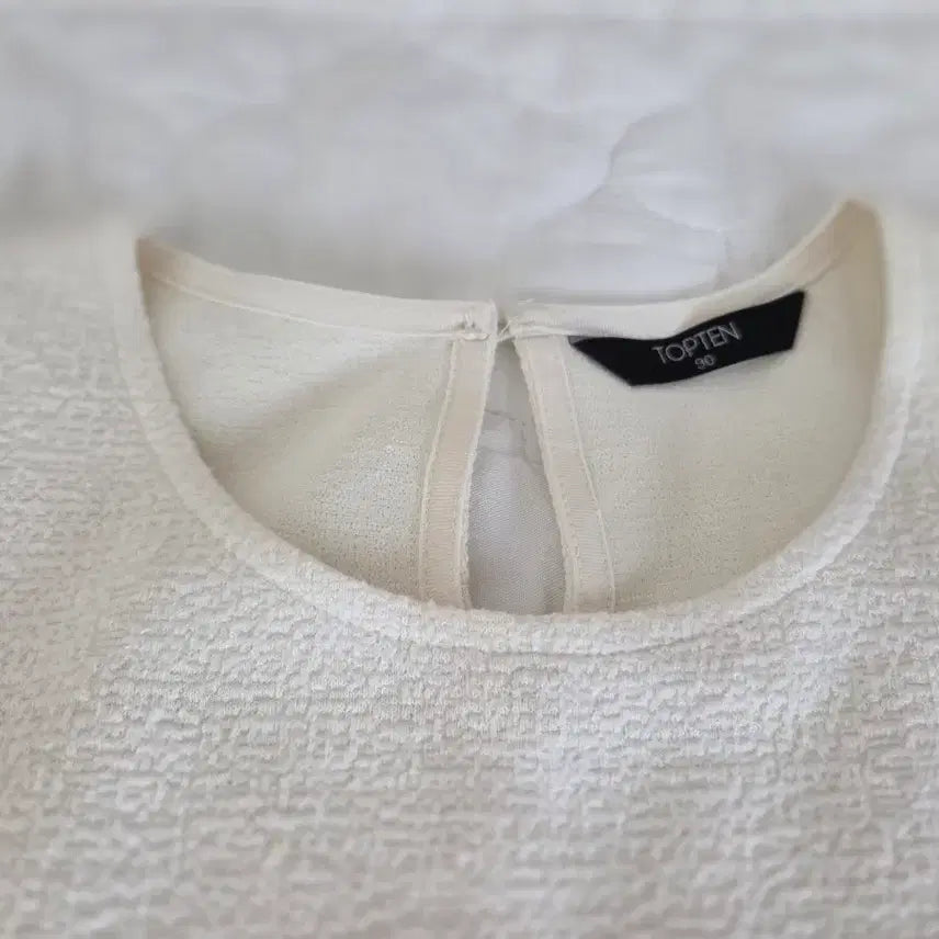 [BUNJANG] TOPTEN Textured Puff Sleeve T-Shirt Size M / 탑텐. 텍스쳐드 퍼프소매 반팔티. 90(M)사이즈. 새상품.