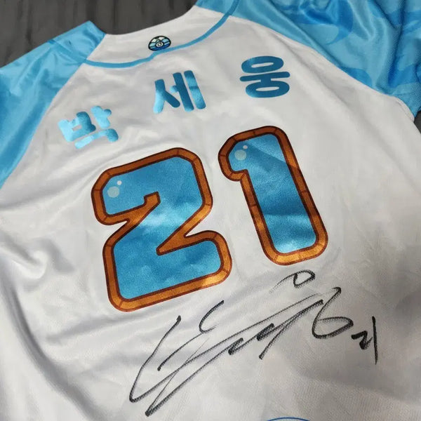 [BUNJANG] Lotte Giants Park Se Woong Autographed Squirtle Uniform (Size 100) / (100) 롯데 박세웅 친필싸인 포켓몬 꼬부기 유니폼 새것