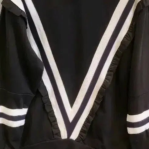 [BUNJANG] Lucky Chouette Black V-Neck Sweatshirt / 럭키슈에뜨 블랙 V넥 맨투맨