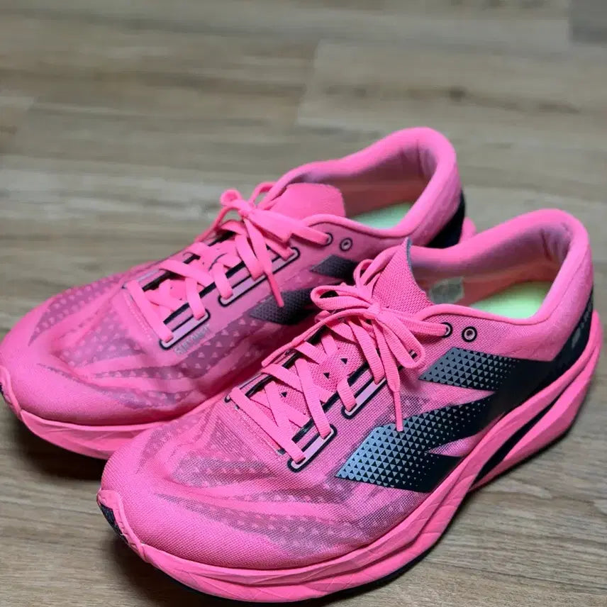 [BUNJANG] New Balance FuelCell Rebel v4 Ultra Pink Black 2E Wide Running Shoes / 뉴발란스 퓨어셀 레벨 v4 울트라 핑크 블랙 -  2E Wide