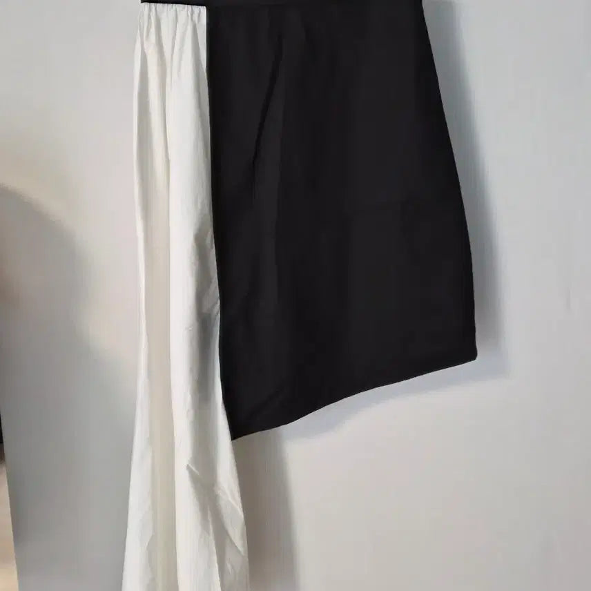 [BUNJANG] DINT Black & White Unbalanced Half Flare Skirt / [DINT] 딘트 블랙&화이트 언밸런스 하프 플레어 스커트