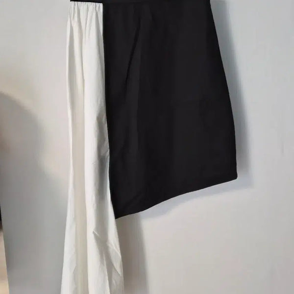 [BUNJANG] DINT Black & White Unbalanced Half Flare Skirt / [DINT] 딘트 블랙&화이트 언밸런스 하프 플레어 스커트