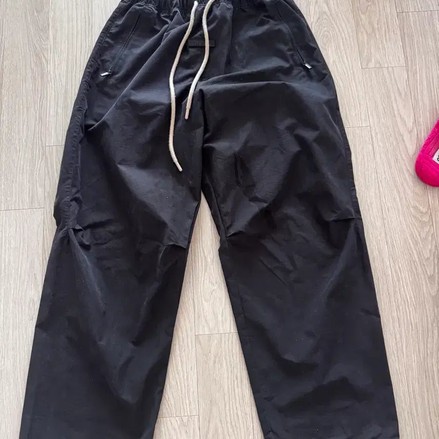 [BUNJANG] FEAR OF GOD ESSENTIALS The Black Collection Relaxed Trousers Black / 에센셜 더 블랙 컬렉션 릴렉스드 트라우저 블랙 - 23SS