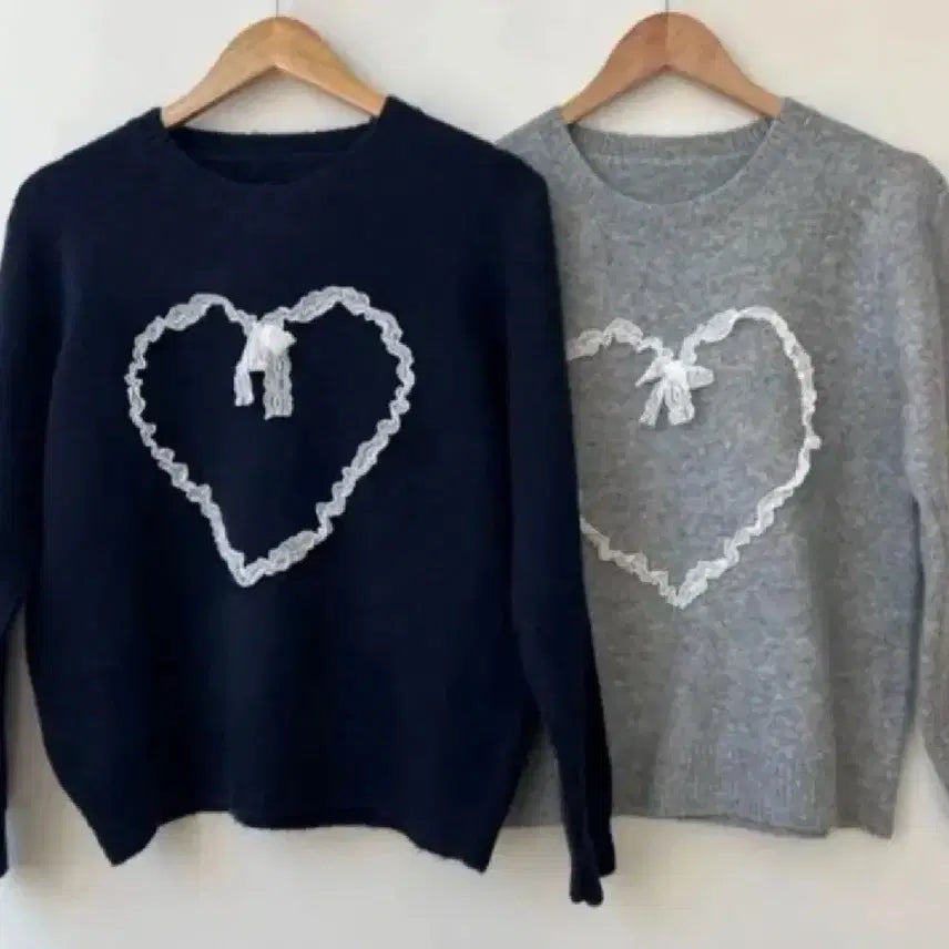 [BUNJANG] Heart Lace Detail Round Neck Knit Sweatshirt / [ 새상품 ] 하트 포인트 라운드넥 니트 맨투맨
