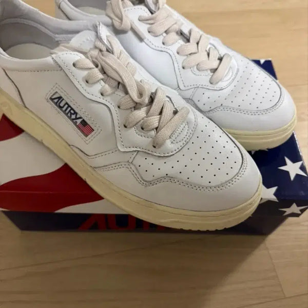 [BUNJANG] Aethelred Medalist White Sneakers EU42 / 오트리 메달리스트 화이트 스니커즈 EU42