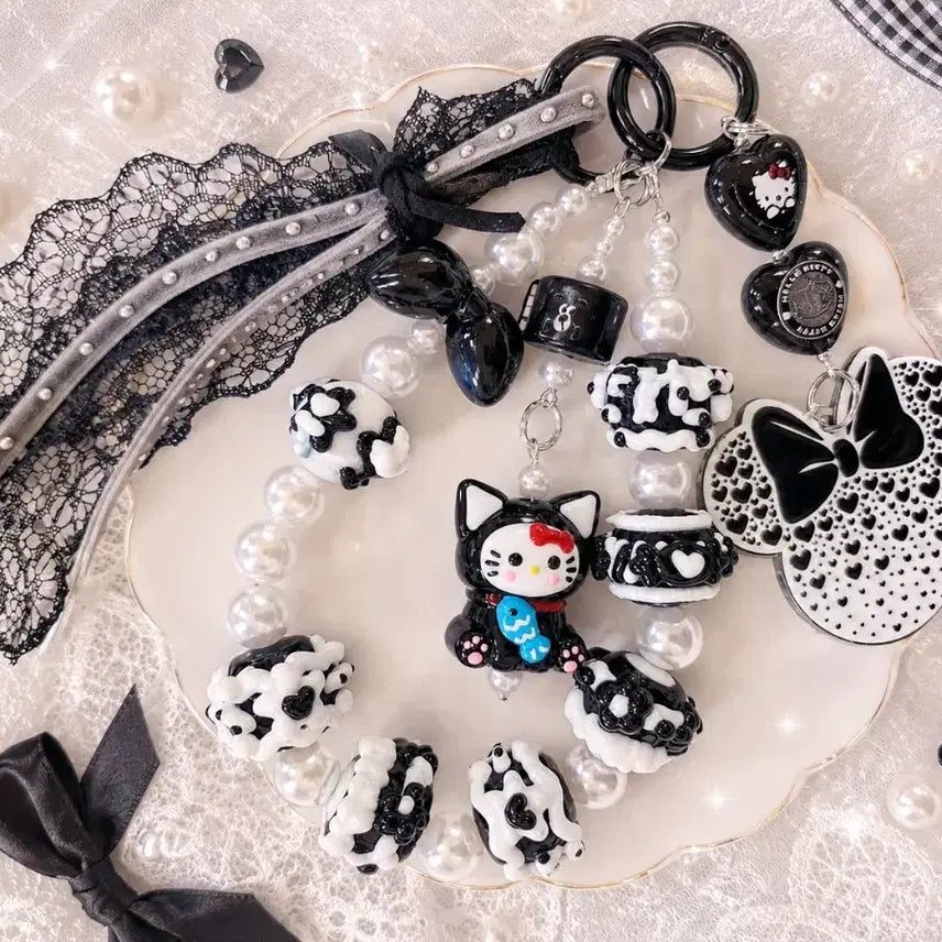 [BUNJANG] Handmade Black & White Kitty Figure and Mickey Mouse Beaded Keychain / 블랙앤화이트 키티 피규어와 미키마우스 비즈 키링(핸드메이드)