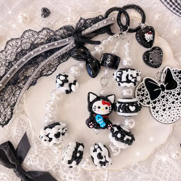 [BUNJANG] Handmade Black & White Kitty Figure and Mickey Mouse Beaded Keychain / 블랙앤화이트 키티 피규어와 미키마우스 비즈 키링(핸드메이드)