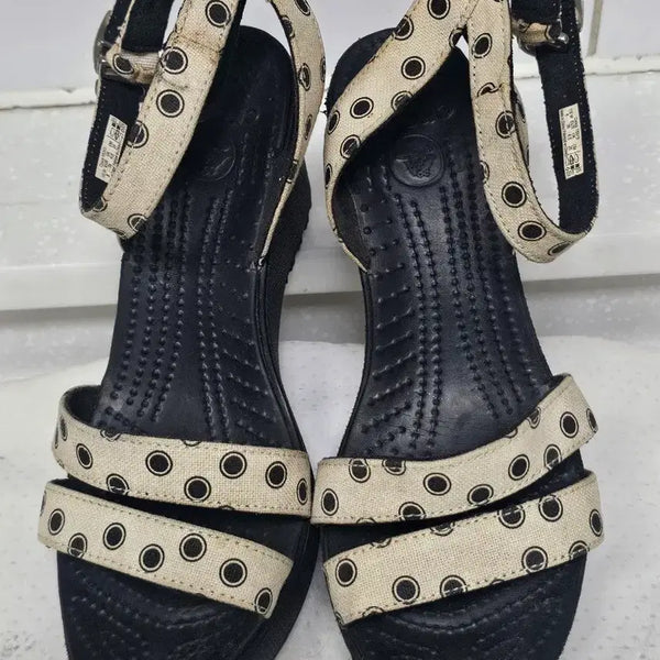[BUNJANG] Crocs Dot Wedge Heel Sandals Beige W8 / 크록스 도트 웨지힐 샌들 베이지 W8