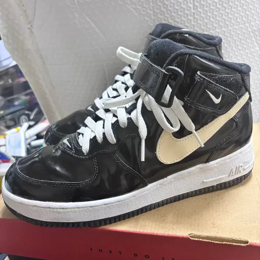 [BUNJANG] Nike Air Force 1 Mid Black Enamel Sneakers (Size 275, 1995) / 나이키 에어포스1 긴장 2775 미품