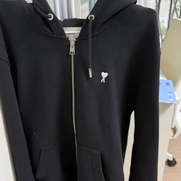 [BUNJANG] AMI Heart Embroidery Zipper Hoodie Black / 아미 하트 자수 지퍼 후드 블랙
