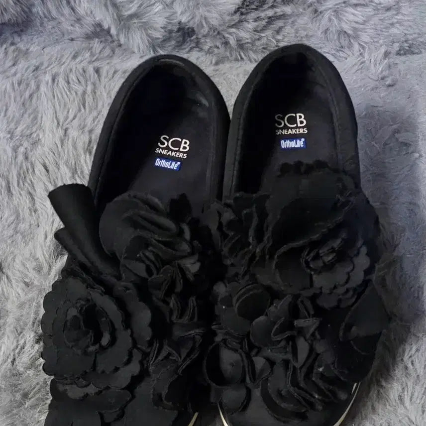 [BUNJANG] SCB Women's Black Sneakers with Flower Embellishment / SCB 스니커즈 여성 검정색 꽃 장식 신발 30만 235 상태좋아요