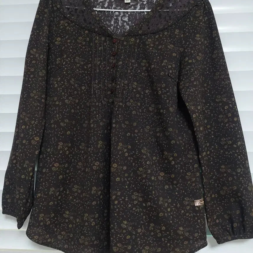 [BUNJANG] Thursday Island Floral Print Button Detail Blouse / 썰스데이아일랜드 쪼르륵단추 잔꽃무늬  상태짱 블라우스 티셔츠