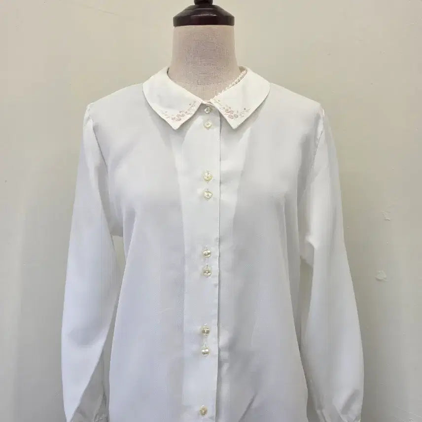 [BUNJANG] White Embroidery Collar Blouse / 화이트 자수 카라 블라우스