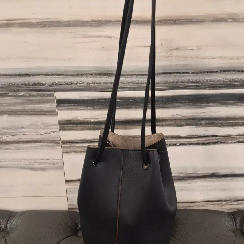 [BUNJANG] Bonggeut "Love Bee" Drawstring Shoulder Bag - Black / 봉긋( 러브비쥐)  ㅡ블랙 복조리백 숄더백