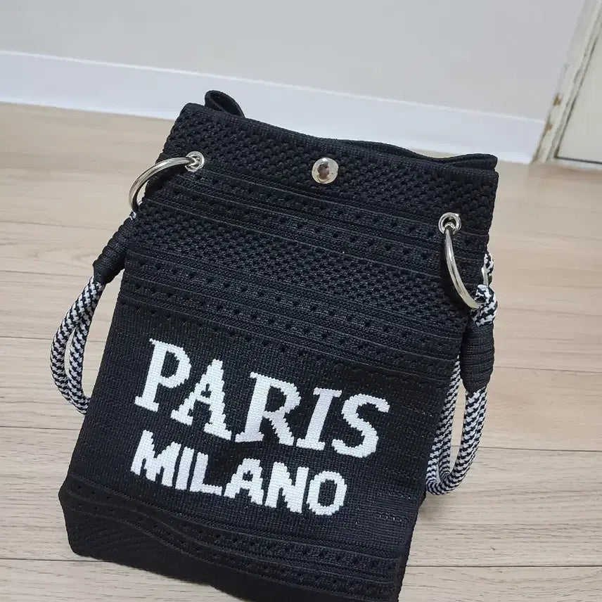 [BUNJANG] Black Shoulder Bag with Paris Milano Lettering / 블랙 숄더백 파리 밀라노 레터링
