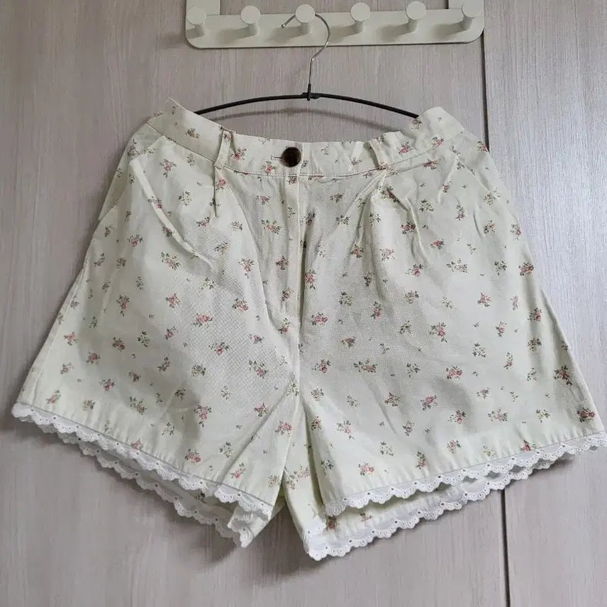 [BUNJANG] Hekash Flower Pattern Shorts with Lace Trimming / 하케쉬 플라워 패턴 반바지 레이스 트리밍