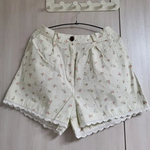 [BUNJANG] Hekash Flower Pattern Shorts with Lace Trimming / 하케쉬 플라워 패턴 반바지 레이스 트리밍