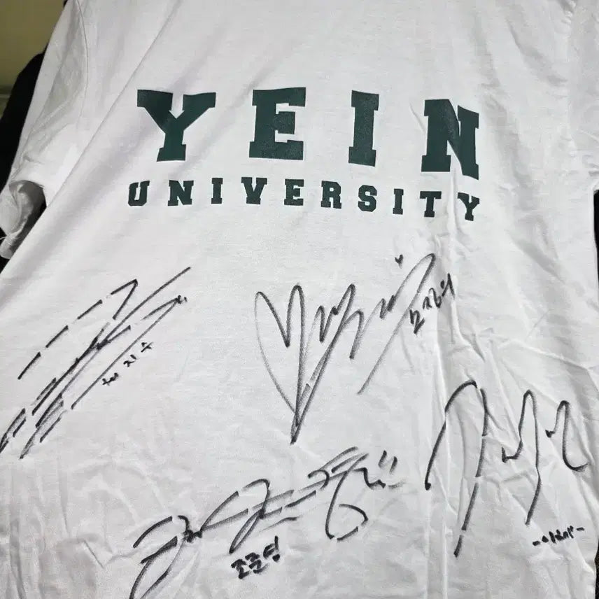 [BUNJANG] Bunnies and Oppas Signed T-Shirt feat. Lee Chaemin, Noh Jeongui, Jo Junyoung, Choi Jisoo / [마지막]바니와오빠들 싸인 티셔츠/이채민 노정의 조준영 최지수 싸인