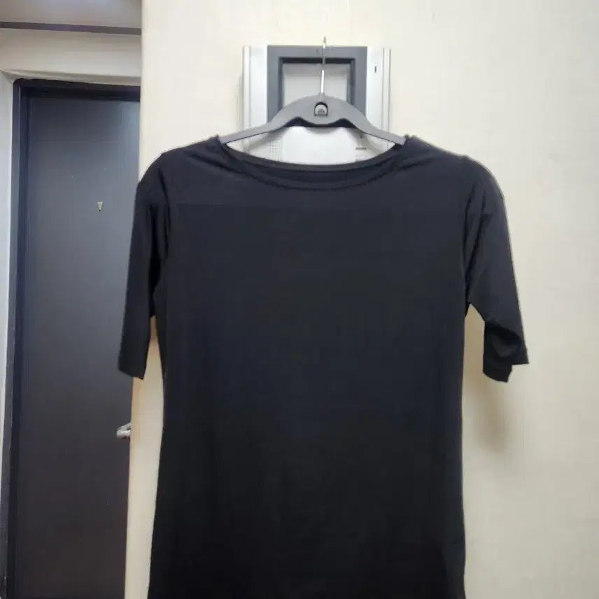 [BUNJANG] Basic Black T-Shirt / 블랙 시원한 소재 기본 티셔츠