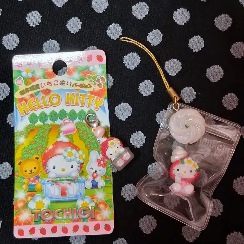 [BUNJANG] Hello Kitty Strawberry Condensed Milk Strap & Keychain Bundle Set / 일괄/토치기 지역한정 딸기 스트로베리 연유 키티스트랩 고전 헬로키티 키링