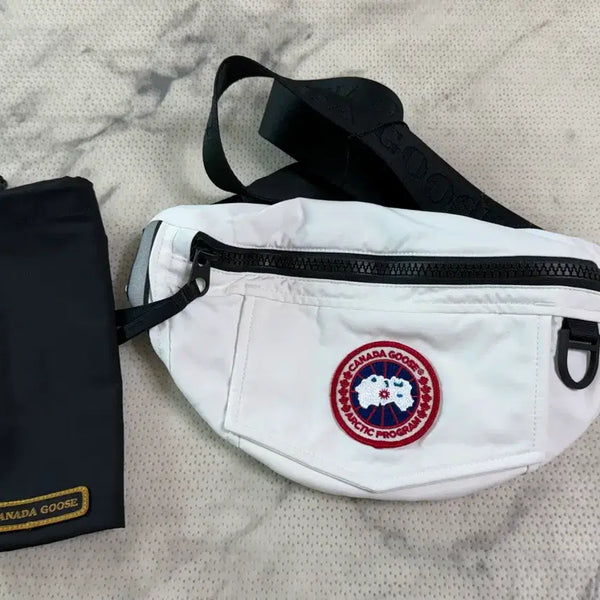 [BUNJANG] Canada Goose Padded Belt Bag White Logo Patch / (새상품) 캐나다구스 힙색 크로스백 화이트 로고 패치 패딩 벨트백
