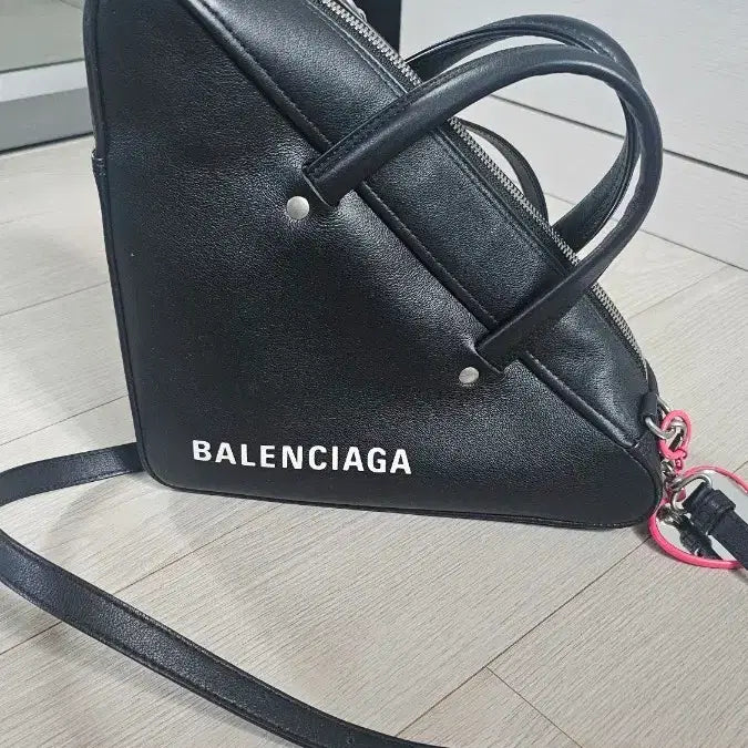 [BUNJANG] Balenciaga Triangle Bag Black / 발렌시아가 트라이앵글 가방 블랙