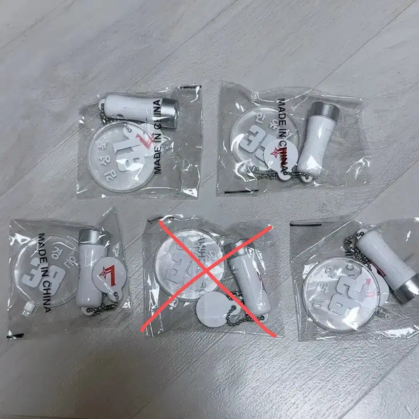 [BUNJANG] SSG Landers Baseball Team Cheer Rod Keychain - Park Sung-han, Kim Sung-wook, Han Yoo-seom, Noh Kyung-eun, Lee Ro-woon / SSG 랜더스 응원봉 키링 박성한 김성욱 한유섬 노경은 이로운