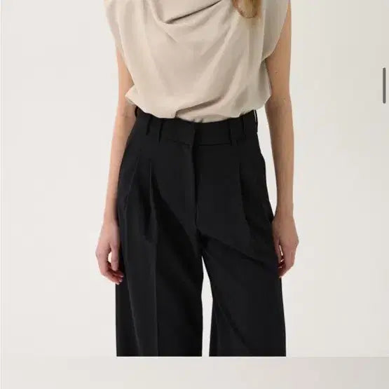 [BUNJANG] Overs Obeur Drape Neck Sleeveless Blouse Light Beige S / 오브에르 드레이프 넥 민소매 블라우스 라이트베이지 S 하객룩