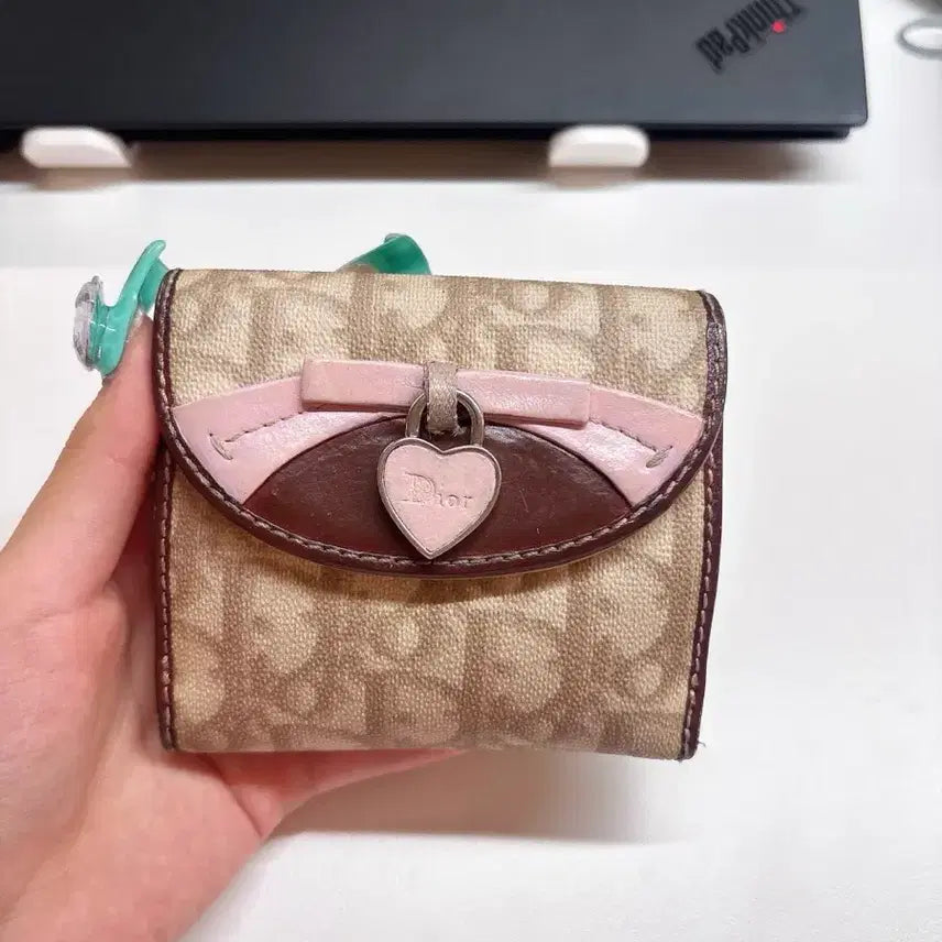 [BUNJANG] Dior Oblique Romantic Wallet with Heart Charm / 디올 오블리크 로맨틱 반지갑 하트참 리즈리사 슈슈체리