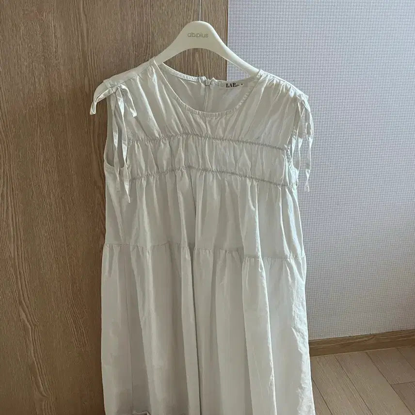 [BUNJANG] LAP Shirring Shoulder Ribbon Sleeveless Mini Dress White / LAP 랩 셔링 어깨리본 원피스 화이트 민소매 나시 키작녀