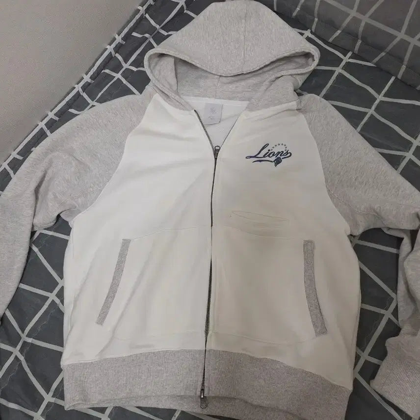 [BUNJANG] Sansan Gear x Samsung Lions Collaboration Hoodie Zip-up White/Gray / 산산기어 삼성 라이온즈 후드집업 흰색/그레이