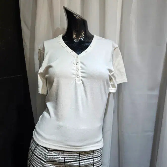 [BUNJANG] Henley Neck Front Button Short Sleeve Top / 헨리넥 앞버튼 허리라인 부들 반팔
