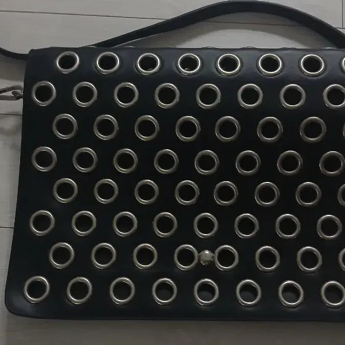 [BUNJANG] Studded Crossbody Bag / 스터드 크로스백 (상태최상)