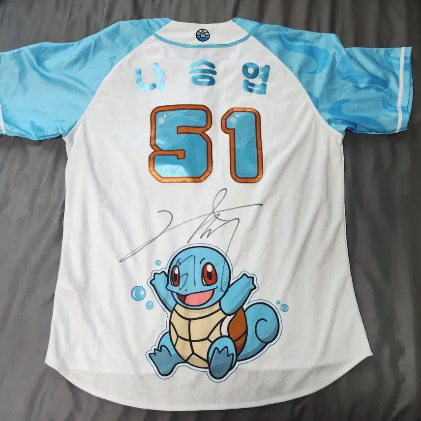 [BUNJANG] Lotte Giants Na Seung-yeop Autographed Squirtle Baseball Jersey 2XL / (110) 롯데 나승엽 친필싸인 포켓몬 꼬부기 유니폼 새것