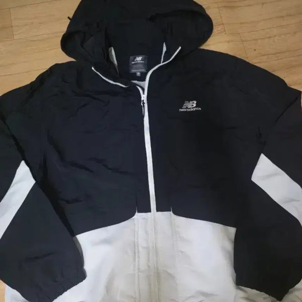 [BUNJANG] New Balance Windbreaker Black/White Size 105 / 뉴발란스 바람막이 블랙/화이트 105 상태좋아요16만원