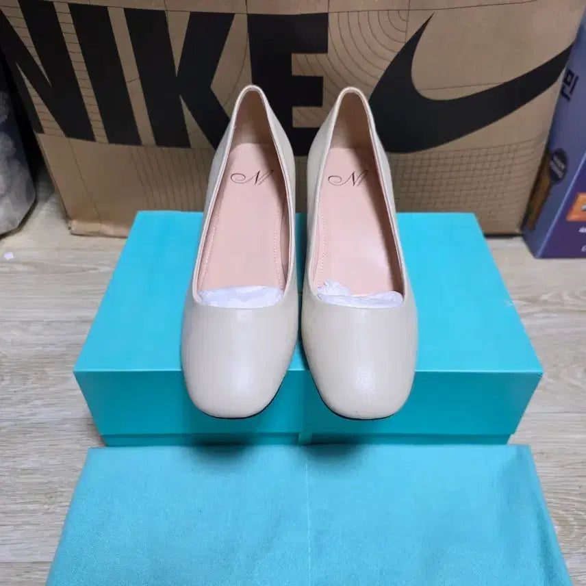 [BUNJANG] Namuhana Square-toe Cubic Heel Shoes (Beige) / 나무하나 스퀘어토 큐빅힐 240 베이지