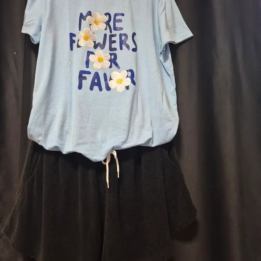 [BUNJANG] Sky Blue Embroidered Short Sleeve T-Shirt + Black Short Pants Set / 새상품 하늘색 꽃 자수 반팔 티셔츠 + 블랙 숏 팬츠