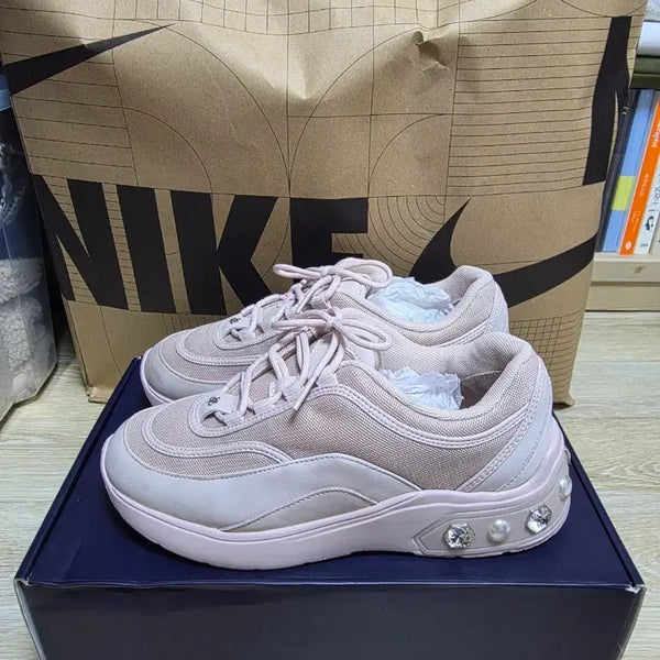 [BUNJANG] SUECOMMA BONNIE Pink Sneakers with Jewel Embellishments / (정품)슈콤마보니 핑크 스니커즈 쥬얼리 장식