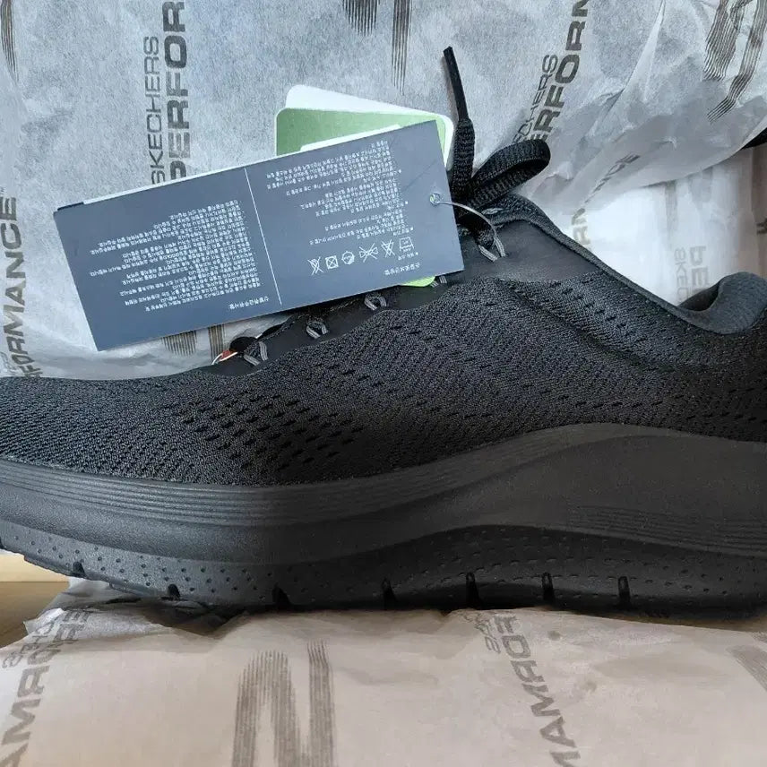 [BUNJANG] Skechers Arch Fit 2.0 Shoes (Black, 280mm) & Lecaf Training Pants (Navy, Size 85) / 스케쳐스 아치핏 2.0 SL0MP22X011 + 르까프 바지 팝니다.