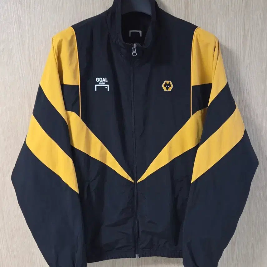 [BUNJANG] GO STUDIO x Wolverhampton Wanderers WWFC Windbreaker Jacket (Black/Yellow, L) / (착샷) 골스튜디오 x 울버햄튼 wwfc 바람막이 자켓