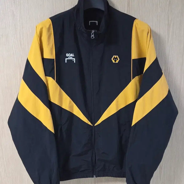[BUNJANG] GO STUDIO x Wolverhampton Wanderers WWFC Windbreaker Jacket (Black/Yellow, L) / (착샷) 골스튜디오 x 울버햄튼 wwfc 바람막이 자켓