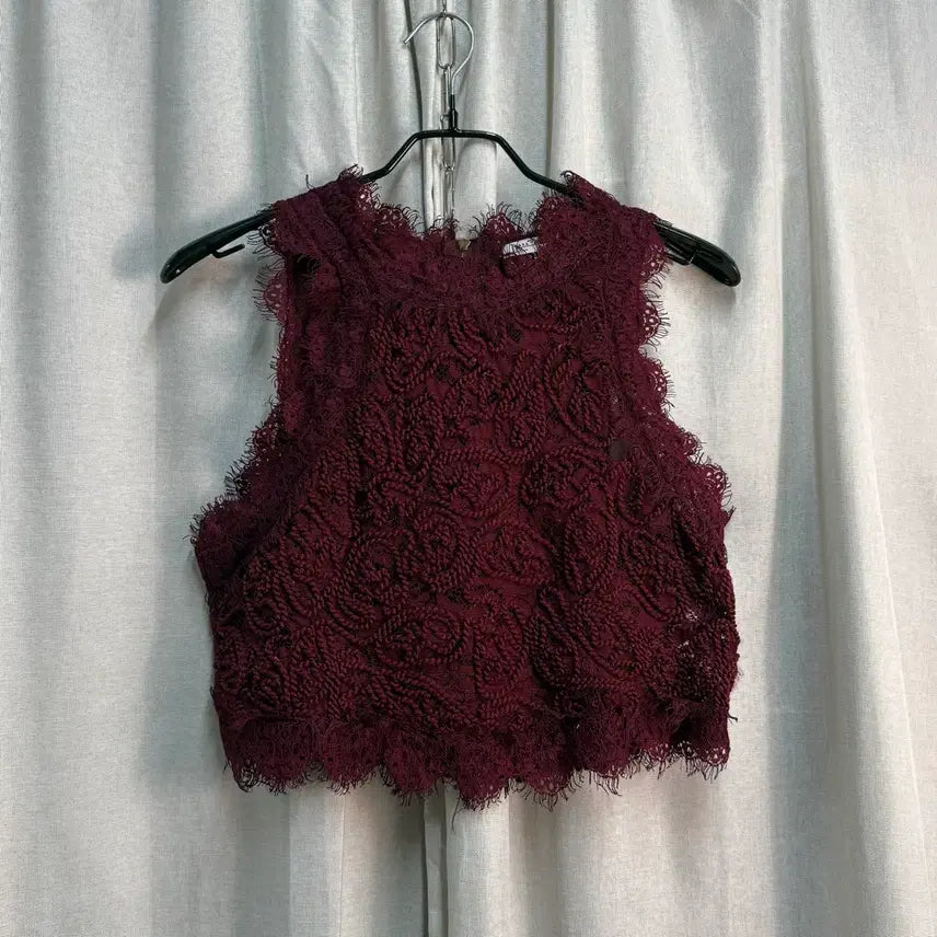 [BUNJANG] ZARA Embroidered Lace Halterneck Crop Top / 자라(ZARA) 자수 레이스 홀터넥 크롭 탑 민소매 나시
