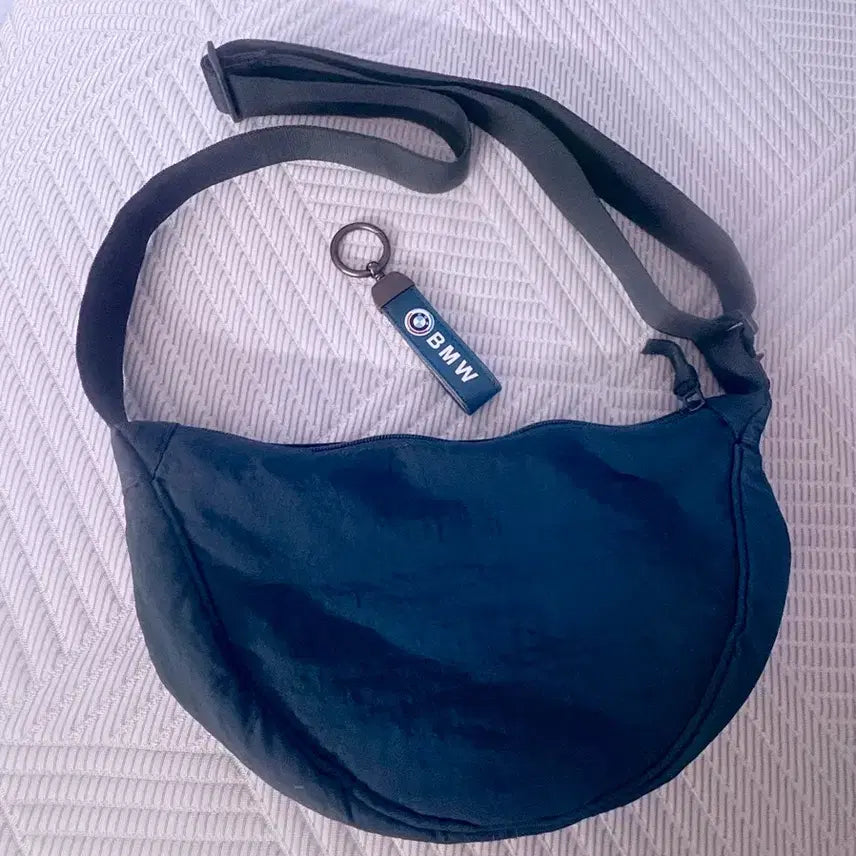 [BUNJANG] Cross Half-Moon Bag with BMW Keychain / 크로스 반달가방이뻐요