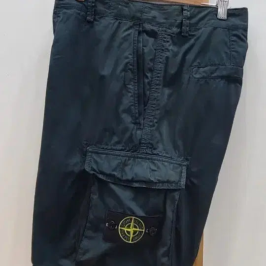 [BUNJANG] Stone Island Bermuda Cargo Shorts (Dyed Ivory to Charcoal Black, Size 32-34) / [2096]스톤아일랜드 버뮤다 카고 반바지 32~34