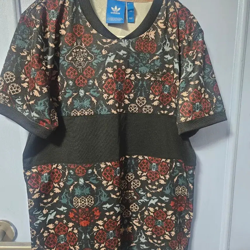 [BUNJANG] Adidas Pattern V-Neck T-Shirt and Shorts Set / 아디다스 반팔티 패턴 V넥 티 바지 셋업  남녀공용