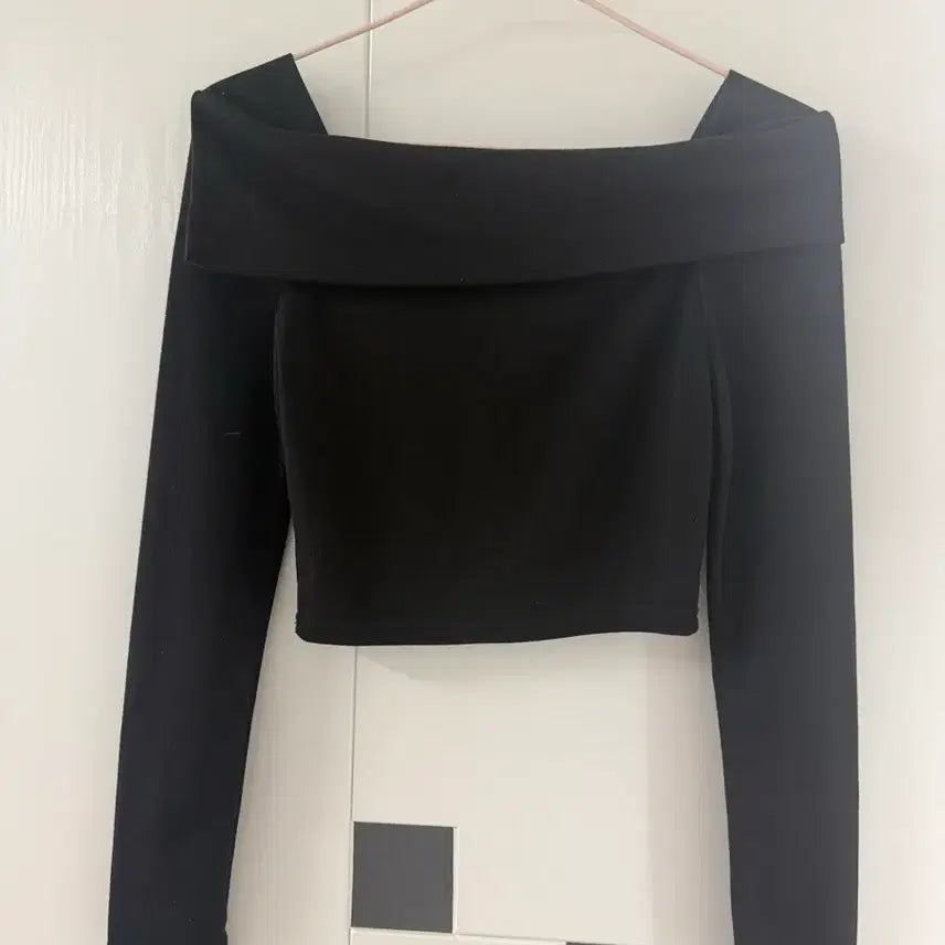[BUNJANG] Black Off-Shoulder Cropped Long-Sleeve Top / (새상품) 블랙 오프숄더 크롭 긴팔티
