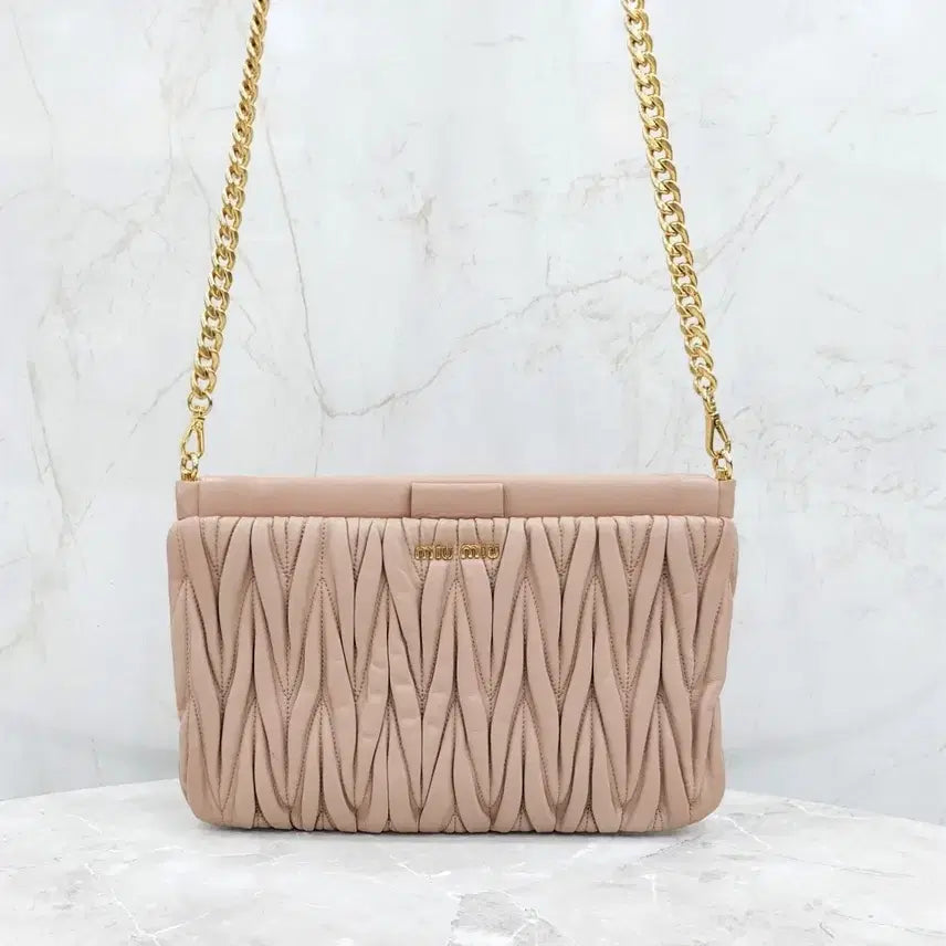 [BUNJANG] Miu Miu Matelassé Gold Logo Nappa Leather Chain Clutch Crossbody Bag / 미우미우 마테라쎄 금장 나파 클러치 체인 크로스백