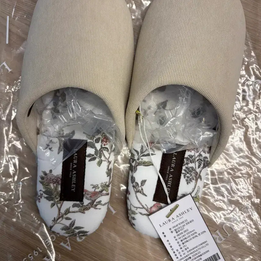 [BUNJANG] Laura Ashley Corduroy Room Slippers - Elderwood Beige / (무배)로라애슐리 코듀로이 룸 슬리퍼 엘더우드 베이지 (새제품)
