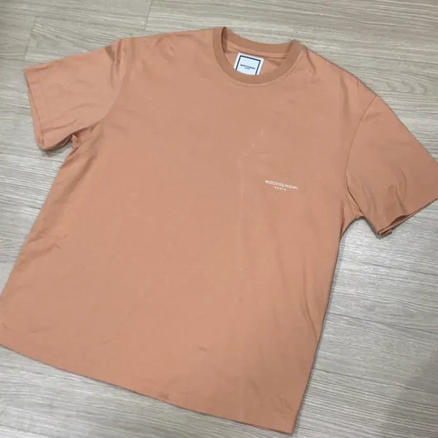 [BUNJANG] Wooyoungmi 23FW Leather Patch T-shirt Salmon / [46] 우영미 23FW 레더 패치 티셔츠 살몬